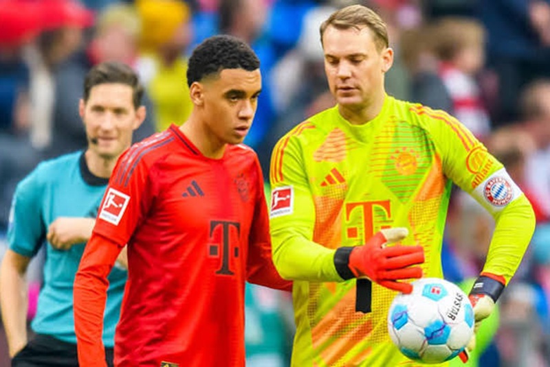 بايرن ميونخ يفتقد جهود نوير وموسيالا في كأس ألمانيا اليوم 1 مانويل نوير وجمال موسيالا لاعبا بايرن ميونخ أثناء التدريب، يعبران عن غياب نوير وموسيالا.