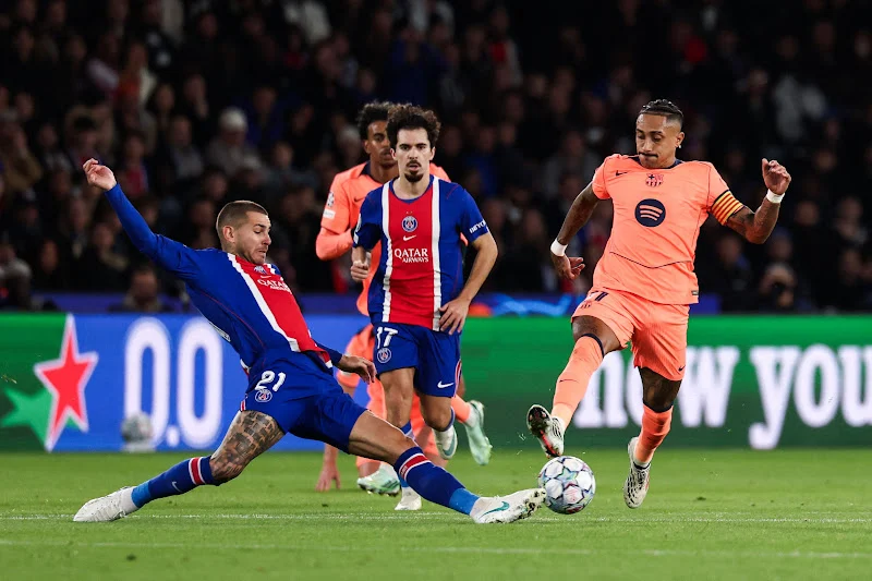 إصابات باريس سان جيرمان: لاعب من باريس سان جيرمان يرتدي رقم 21 يراوغ لاعب برشلونة بالكرة.