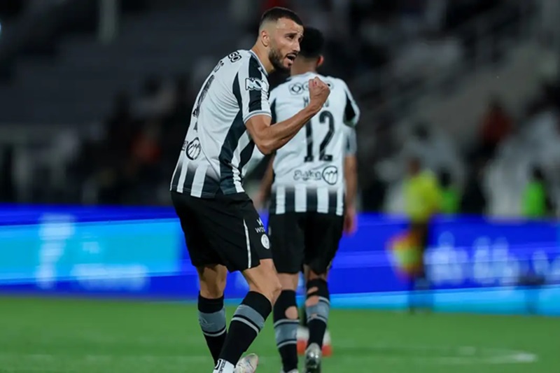 مارسيليا يستهدف ضم رومان سايس لتعزيز دفاعه 1 رومان سايس يرتدي قميص المغرب رقم 12 في الملعب