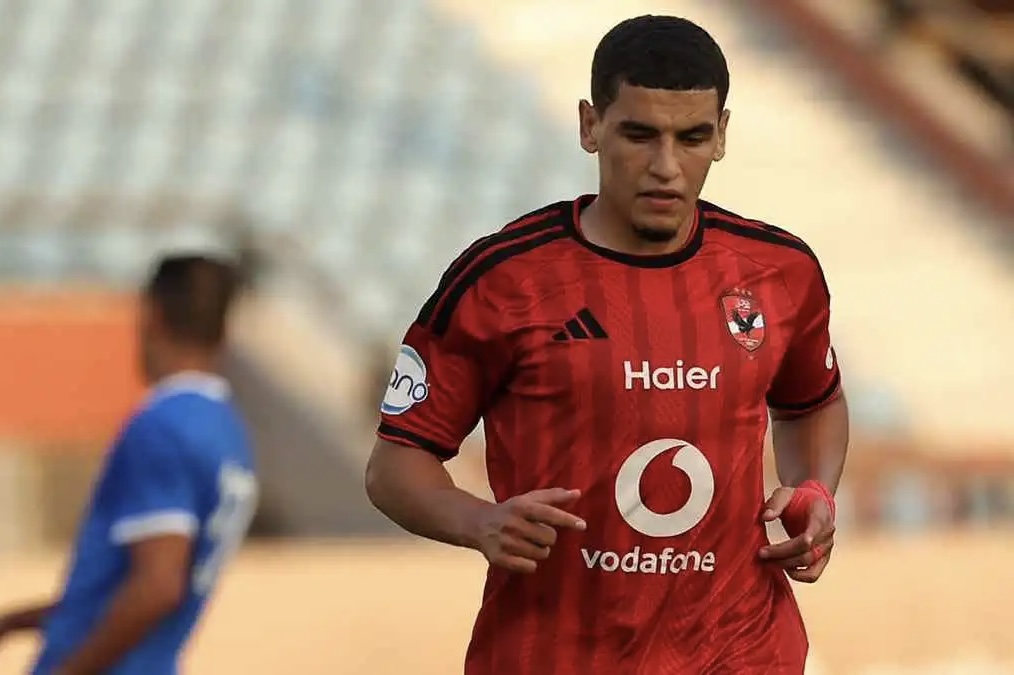 سفيان بنجديدة لاعب الأهلي بقميص أحمر في مباراة كرة قدم